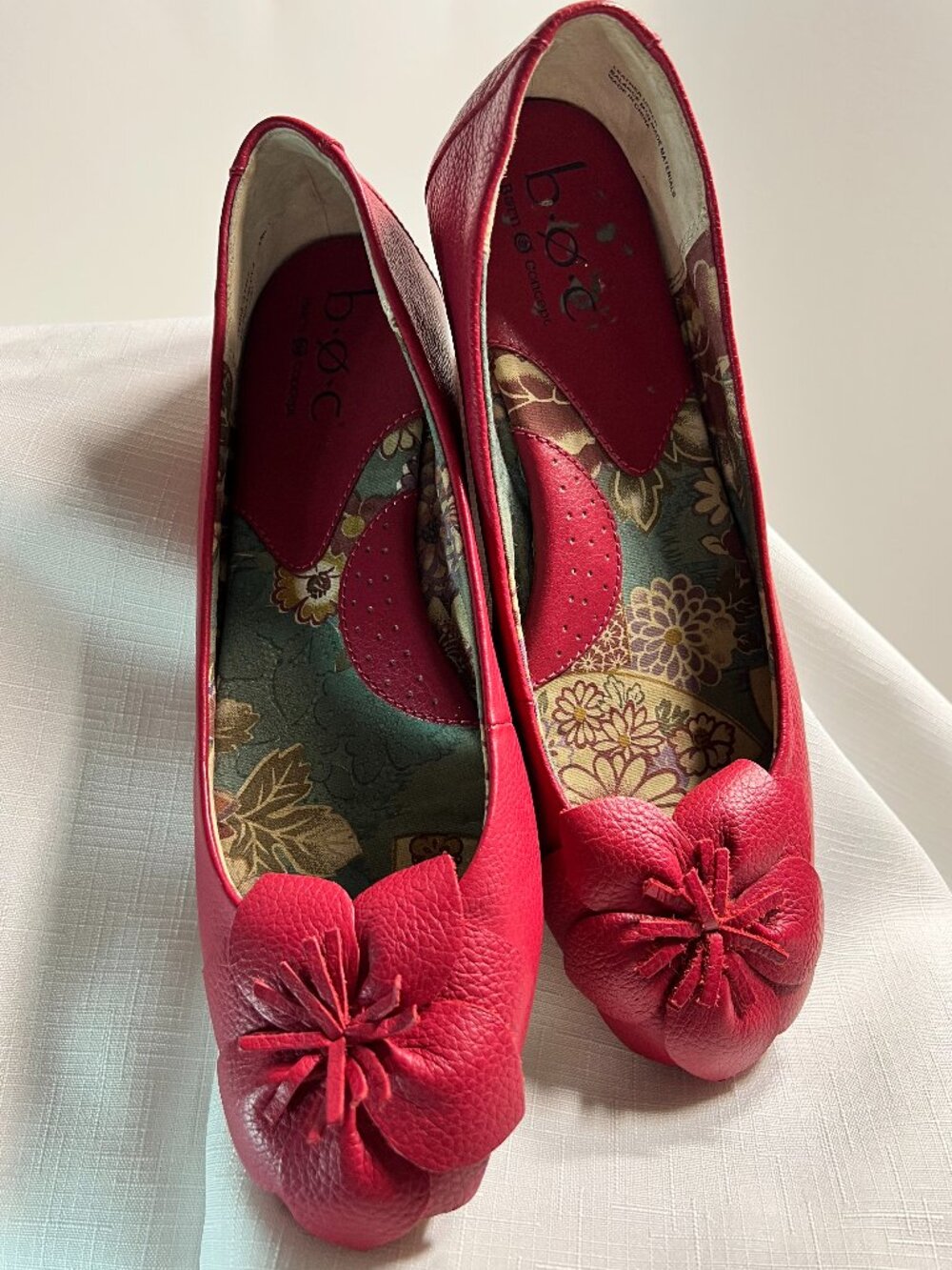 b.o.c. Born Concept Red Leather Floral Ballet Flats Slip On Comfort Shoes 8